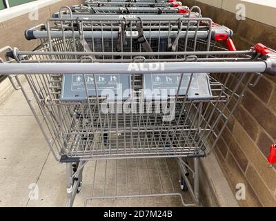 Orlando, FL./USA - 30/09/20: I carrelli per lo shopping Aldi si allineano all'esterno di un negozio in attesa di essere utilizzati dai clienti di Orlando, Florida Foto Stock