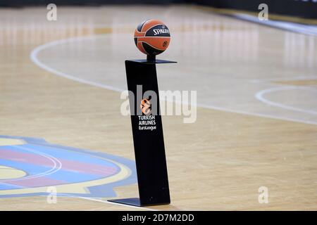 Barcellona, Spagna. 23 ottobre 2020. Presentazione della palla durante la partita della Turkish Airlines Eurolega tra il FC Barcelona e il Real Madrid al Palau Blaugrana il 23 ottobre 2020 a Barcellona, Spagna. Credit: Dax Images/Alamy Live News Foto Stock