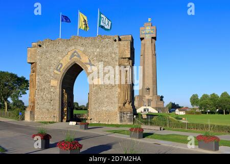 La Yser Tower e la Peace Gate commemorano i soldati uccisi sul fronte Yser nella prima guerra mondiale a Diksmuide, Belgio Foto Stock