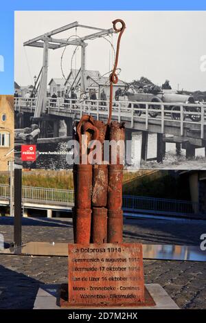 Il memoriale di Via dolorosa della prima Guerra Mondiale con conchiglie di artiglieria e filo spinato a Diksmuide, Belgio Foto Stock