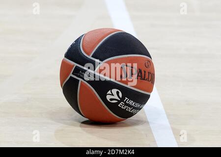 Barcellona, Spagna. 23 ottobre 2020. Palla durante la partita della Turkish Airlines Eurolega tra il FC Barcelona e il Real Madrid al Palau Blaugrana il 23 ottobre 2020 a Barcellona, Spagna. Credit: Dax Images/Alamy Live News Foto Stock