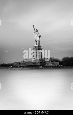 MONTERREY, MESSICO - 15 aprile 2012: Monterrey NL Messico, 14 aprile 2012 la Statua della libertà sulla scena del paesaggio urbano di New York lato del fiume che si trova Foto Stock