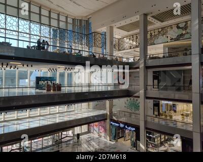 L'interno del centro commerciale Galleria Boutique nell'isola di al Maryah, città di Abu Dhabi | Centro commerciale Landmark per marchi e caffè d'elite Foto Stock