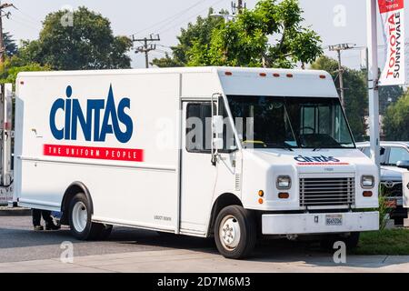 2 ottobre 2020 Sunnyvale / CA / USA - Cintas service van making deliveries in South San Francisco Bay Area; Cintas Corporation fornisce servizi specializzati Foto Stock