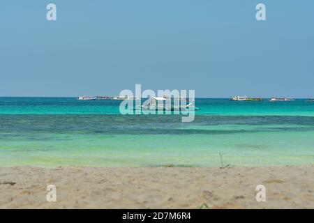 Boracay, Filippine - 30 gennaio 2020: Spiaggia bianca vuota dell'isola di Boracay durante il giorno. Nessun turista cinese a causa del coronavirus. Barche nel Foto Stock