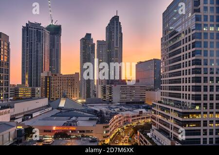 Manila, Filippine - 01 febbraio 2020: Vista serale della città di Makati. I grattacieli contro il sole luminoso. Foto Stock