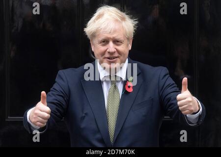 Londra, Gran Bretagna. 23 Ott 2020. Il primo ministro britannico Boris Johnson propone per le foto con i fondi (non nella foto) per il Royal British Legion's Poppy Appeal Outside Downing Street, a Londra, Gran Bretagna, il 23 ottobre 2020. Credit: Ray Tang/Xinhua/Alamy Live News Foto Stock