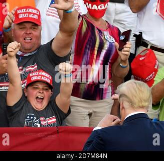 I villaggi, Stati Uniti. 23 Ott 2020. Un ragazzino reagisce mentre il presidente degli Stati Uniti Donald Trump saluta i tifosi quando arriva a parlare a una campagna di rally presso il campo di polo Villages. Credit: SOPA Images Limited/Alamy Live News Foto Stock