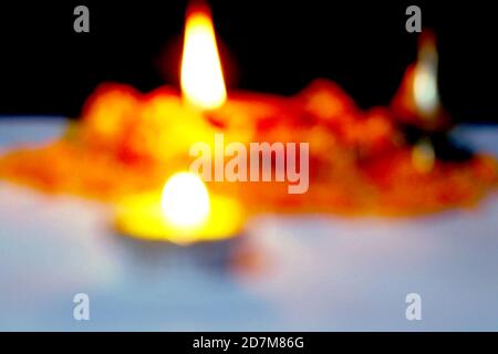 Diwali - un festival indiano di luci che è ora celebrato in tutto il mondo. Un'immagine astratta di sfondo sfocata della lampada ad olio diya Foto Stock