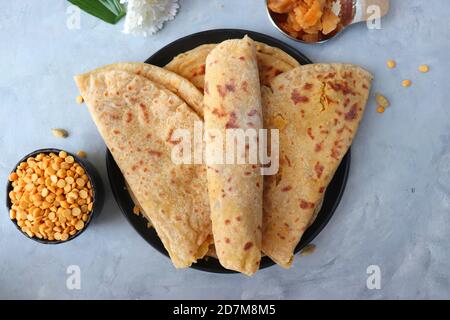 Holi Festival Food - Puran poli è un pane dolce indiano farcito con una miscela di chana dal, jaggery, ghee e cardamomo. Di solito mangiato su Holi o Gud Foto Stock