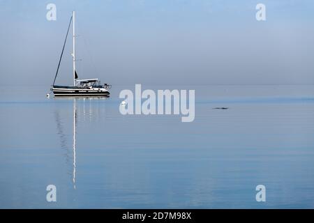 Una barca a vela ancorata a Watmough Bay sull'isola di Lopez, Washington, USA Foto Stock