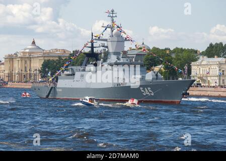 SAN PIETROBURGO, RUSSIA - 30 LUGLIO 2017: Nave di pattuglia 'Stoyky' nella zona delle acque della Neva. Giornata della Marina a San Pietroburgo Foto Stock