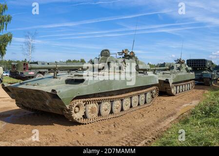 ALABINO, RUSSIA - 25 AGOSTO 2020: Due pistole ad artiglieria semoventi 2S34 'Hosta' prima dell'inizio del programma demo. Forum militare internazionale ' Foto Stock