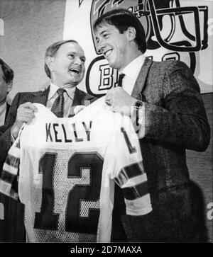 Il quarto di Buffalo Bills Jim Kelly, a destra, con il proprietario di Bills Ralph Wilson, Jr. Posa con una maglia durante una conferenza stampa a Buffalo, New York, il 18 agosto 1986. Foto di Francis Specker Foto Stock