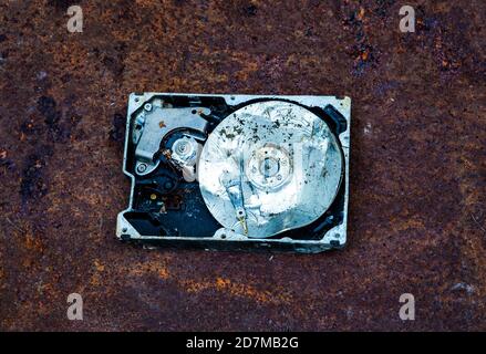 Disco rigido schiacciato sul closeup Rust Metal background Foto Stock