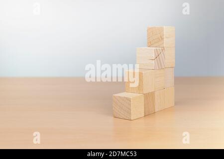 blocco di legno impilato come scala su tavolo di legno. Concetto aziendale per il processo di successo della crescita. Spazio di copia Foto Stock