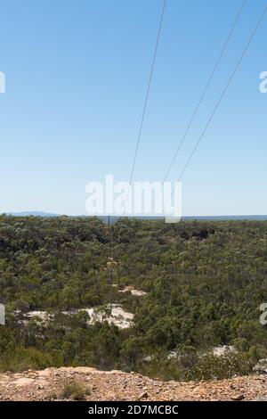 Linee elettriche che alimentano l'uscita del Queensland White Mountains National Park e Sawpit Gorge Foto Stock