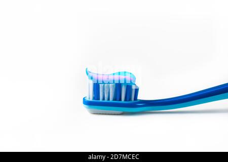 Dente blu spazzola in vetro. Isolato su sfondo bianco Foto Stock