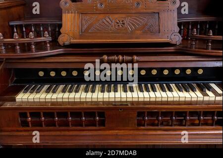 Primo piano di uno splendido armonio in legno d'epoca con elementi scolpiti Foto Stock