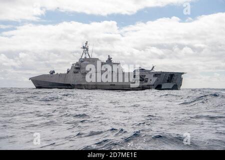 201020-N-YM720-1120 OCEANO PACIFICO (OTTOBRE 20, 2020) – la nave da combattimento nazionale di classe Independence USS Gabrielle Giffords (LCS 10) transita nell'Oceano Pacifico durante le operazioni di volo, 20 ottobre 2020. Gabrielle Giffords viene dispiegato nella quarta area operativa della flotta degli Stati Uniti per supportare la missione della Joint Interagency Task Force South, che include la lotta al traffico illecito di droga nei Caraibi e nel Pacifico orientale. (STATI UNITI Navy Photo by Mass Communication Specialist 2 ° Classe Allen Michael Amani/released) Foto Stock