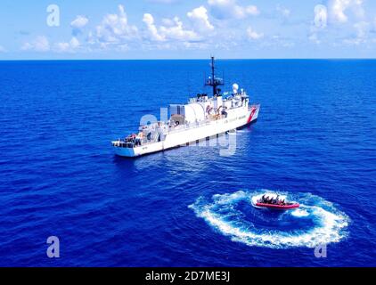 Coast Guard Cutter Thetis' trenini di piccole imbarcazioni nell'Oceano Pacifico Orientale, 20 settembre 2020. Il Thetis è stato portato a casa a Key West, Florida. (STATI UNITI Guardia costiera foto di Ensign Patrick David Jackson) Foto Stock