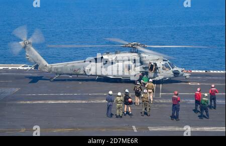 200922-N-DQ752-1005 GOLFO PERSICO (SETTEMBRE 22, 2020) un elicottero MH-60S Sea Hawk, degli "Screamin' Indians" dell'Helicopter Sea Combat Squadron (HSC) 6, si prepara a decollo dal ponte di volo della portaerei USS Nimitz (CVN 68). Nimitz, il fiore all'occhiello del Nimitz Carrier Strike Group, è schierato nella quinta area operativa della flotta statunitense per garantire la stabilità marittima e la sicurezza nella regione centrale, collegando il Mediterraneo e il Pacifico attraverso l'Oceano Indiano Occidentale e tre punti critici per il libero flusso del commercio globale. (STATI UNITI Navy foto di Mass Communication speciali Foto Stock