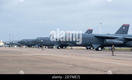 Gli aerei della seconda squadra delle forze di sicurezza difendono gli aerei B-52H Stratofortress durante il Global Thunder 21 alla base dell'aeronautica di Barksdale, la., 23 ottobre 2020. La missione fondamentale del comando strategico degli Stati Uniti è scoraggiare, individuare e prevenire attacchi strategici contro gli Stati Uniti, i nostri alleati e partner. (STATI UNITI Air Force foto di Senior Airman Lillian Miller) Foto Stock