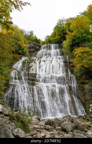 Un bellissimo paesaggio di foresta autunnale con idilliaca cascata e piscina Foto Stock