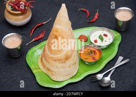 Kerala prima colazione cibo indiano del sud per la prima colazione in India. DOSA Idli puttu folle torta di riso cotto al vapore cibo upma appam pongal. Sri Lanka. Cibo Lankan Foto Stock