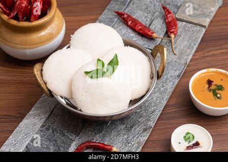 Kerala prima colazione cibo indiano del sud per la prima colazione in India. DOSA Idli puttu folle torta di riso cotto al vapore cibo upma appam pongal. Sri Lanka. Cibo Lankan Foto Stock