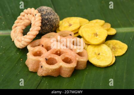 Bananine chips tè Kerala snack tempo, spuntini al forno per Onam festival. fatto in casa tradizionale Kerala snack. Foto Stock