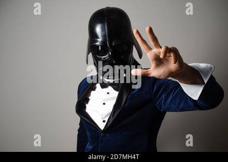 SAN PIETROBURGO, RUSSIA - 29 SETTEMBRE 2020: Uomo rispettabile in un tuxedo con una cravatta ad arco e un casco di una stella di combattimento stormtrooper, geek d'affari. Foto Stock