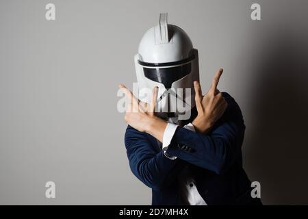 SAN PIETROBURGO, RUSSIA - 29 SETTEMBRE 2020: Uomo rispettabile in un tuxedo con una cravatta ad arco e un casco di una stella di combattimento stormtrooper, geek d'affari. Foto Stock