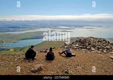 La grande montagna con cima piatta che si affaccia grande e orgogliosa attraverso la baia di Faxafloi è il Monte Esja, che si erge circa 914 metri sopra il livello del mare. Foto Stock