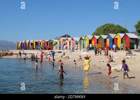 Colorate capanne da spiaggia a Muizenberg, Sud Africa Foto Stock