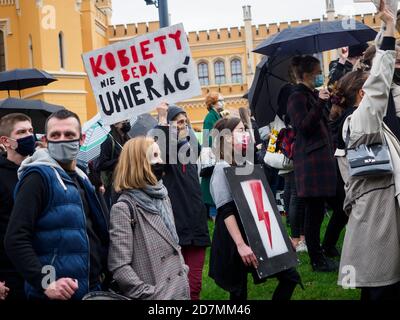 Wroclaw, Polonia, 23 ottobre 2020 - protesta delle donne nella città polacca di Wroclaw perché la corte superiore polacca regola una legge che vieta gli aborti. Giovane attivista ho Foto Stock