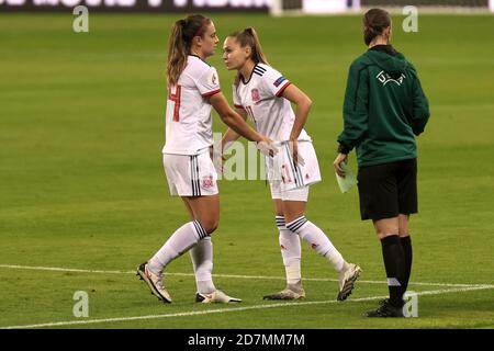 Siviglia, Spagna. 23 Ott 2020. Alexia Putellas e Irene Guerrero di Spagna durante la partita di qualificazione UEFA Donne EURO 2022 tra Spagna Donne e Repubblica Ceca Donne all'Estadio de la Cartuja il 23 ottobre 2020 a Siviglia, Spagna Credit: Dax Images/Alamy Live News Foto Stock