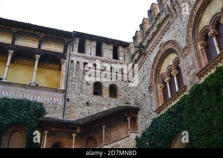 Il castello di Grazzano Visconti e l'annesso parco, costruito nel 1393 dalla nobile famiglia Visconti di Milano. Foto Stock