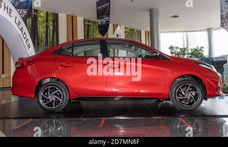 Phayao, Thailandia - 13 settembre 2020: Destra Red Toyota Yaris Ativ 2020 in Toyota concessionario Showroom Foto Stock