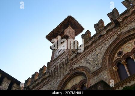 Il castello di Grazzano Visconti e l'annesso parco, costruito nel 1393 dalla nobile famiglia Visconti di Milano. Foto Stock