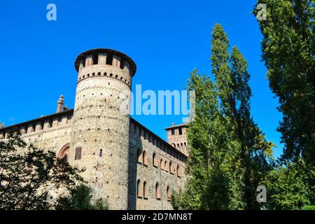 Il castello di Grazzano Visconti e l'annesso parco, costruito nel 1393 dalla nobile famiglia Visconti di Milano. Foto Stock