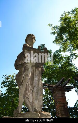 Il castello di Grazzano Visconti e l'annesso parco, costruito nel 1393 dalla nobile famiglia Visconti di Milano. Foto Stock