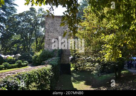 Il castello di Grazzano Visconti e l'annesso parco, costruito nel 1393 dalla nobile famiglia Visconti di Milano. Foto Stock