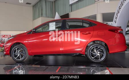 Phayao, Thailandia - 13 settembre 2020: Sinistra Red Toyota Yaris Ativ 2020 in Toyota concessionario Showroom Foto Stock