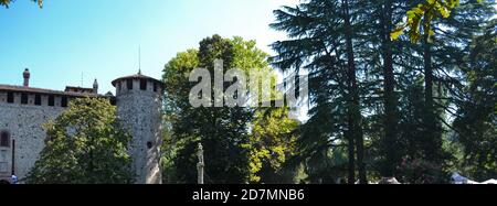 Il castello di Grazzano Visconti e l'annesso parco, costruito nel 1393 dalla nobile famiglia Visconti di Milano. Foto Stock