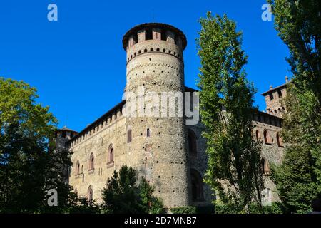 Il castello di Grazzano Visconti e l'annesso parco, costruito nel 1393 dalla nobile famiglia Visconti di Milano. Foto Stock