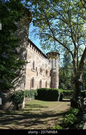 Il castello di Grazzano Visconti e l'annesso parco, costruito nel 1393 dalla nobile famiglia Visconti di Milano. Foto Stock