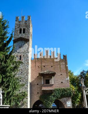 Il castello di Grazzano Visconti e l'annesso parco, costruito nel 1393 dalla nobile famiglia Visconti di Milano. Foto Stock