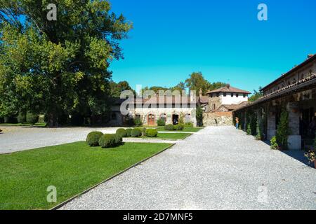 Il castello di Grazzano Visconti e l'annesso parco, costruito nel 1393 dalla nobile famiglia Visconti di Milano. Foto Stock