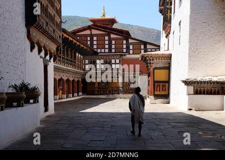 Monaco che cammina all'interno di un Dzong, Bhutan Foto Stock